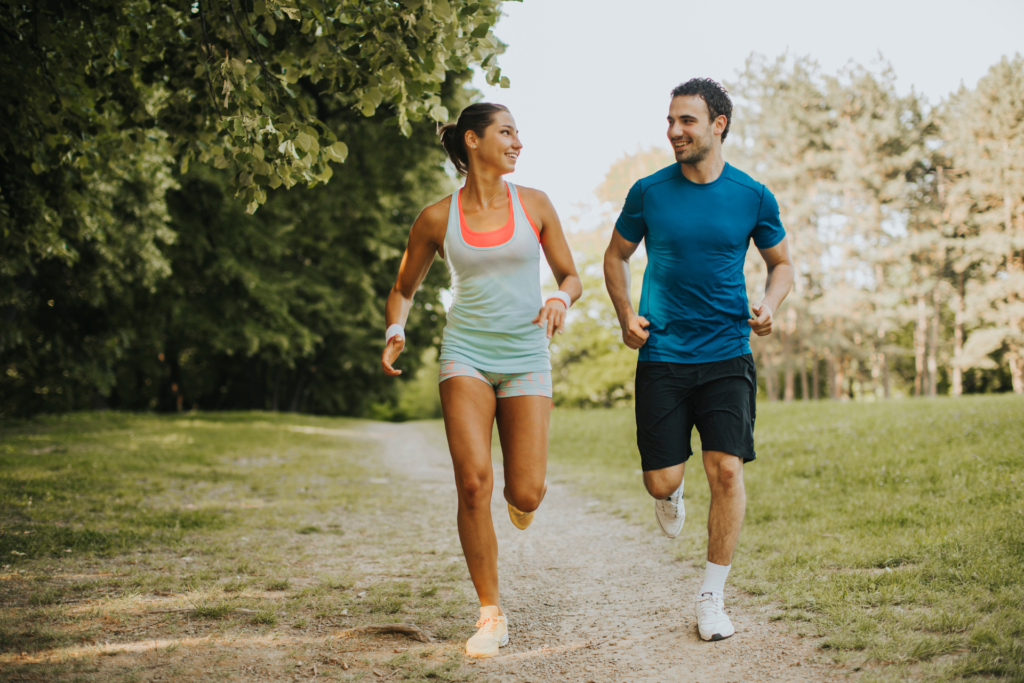 Los 7 Ejercicios Cardiovasculares Más Efectivos Para Quemar Grasa Un hombre y una mujer corren al aire libre